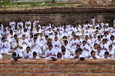 AYUTHAYA, THAILAND - JUN 24 : The religious practices of Buddhist in Visakha Puja Day on June 24, 2013. Ayuthaya, Thailand.Visakha Puja Day is the three important incident of Budhha, birth day, enlightenment and nibbana.のeditorial素材