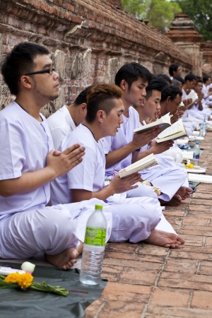 AYUTHAYA, THAILAND - JUN 24 : The religious practices of Buddhist in Visakha Puja Day on June 24, 2013. Ayuthaya, Thailand.Visakha Puja Day is the three important incident of Budhha, birth day, enlightenment and nibbana.のeditorial素材