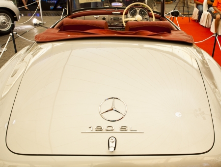 PATHUMTHANI - JUNE 20 : The vintage car Mercedes-Benz 190 SL, 1954s original car in Geramany showed in event of The 37th Vintage Car Concours on June 20, 2013. Pathunthani, Thailandのeditorial素材