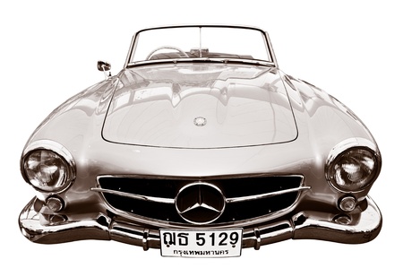 PATHUMTHANI - JUNE 20 : The vintage car Mercedes-Benz 190 SL, 1957s original car in Geramany showed in event of The 37th Vintage Car Concours on June 20, 2013. Pathunthani, Thailandのeditorial素材