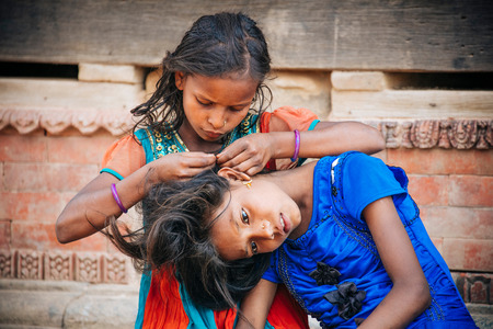 KATHMANDU, NEPAL - MAY 5, 2017 :  Unidentifiy Nepalese girl at Bhaktapur, Heritage site in Kathmandu, Nepal in May 5, 2017.のeditorial素材