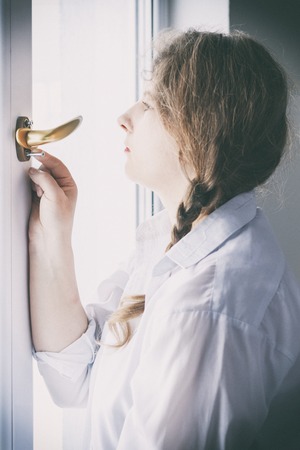 Young woman 30 years old. unscrew the screw with a screwdriver. I'm going to fix the pen on the glassの写真素材