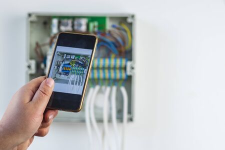 the master establishes the management of a smart home through the phone.