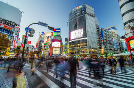 TOKYO - NOVEMBER 28: Pedestrians at the famed crossing of Shibuya district November 28, 2013 in Tokyo, Japan. Shibuya is a fashion center and nightlife area. のeditorial素材