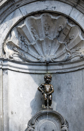 Manneken Pis (Little man Pee), a bronze sculpture in Brussels, Belgiumのeditorial素材