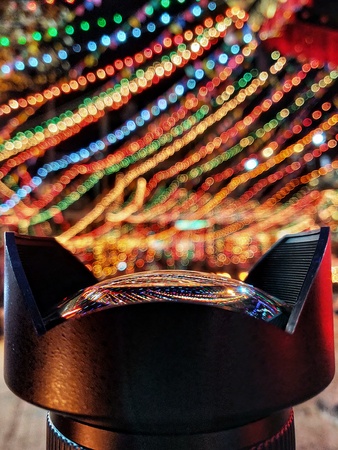 DSLR lens and decoration lights in the backgroundの写真素材