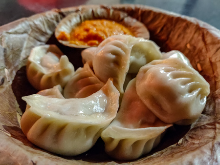 Steam momo served in a leaf plateの写真素材