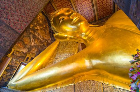Big gold statue monk at Pho temple.のeditorial素材