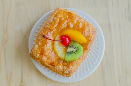Fruit pie in white dish on the wood tableの写真素材