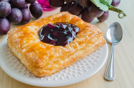 blueberry pie on white dishの写真素材