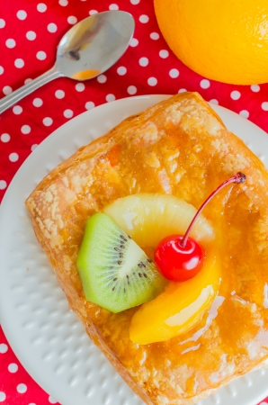 Fruit pie in white dish on the wood tableの写真素材