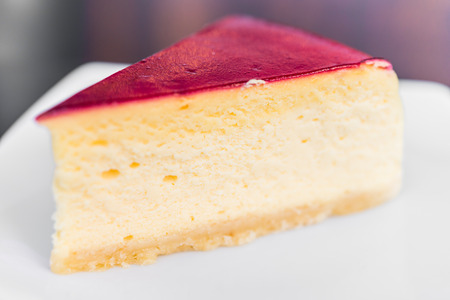Strawberry cheese cakes in whtie plate - selective focusの写真素材