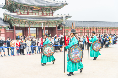 SEOUL, SOUTH KOREA - October 26, 2015 : The soldier march changing of the guard demonstration at Gyeongbokgung Palace on October 26, 2015 in Seoul, South Koreaのeditorial素材