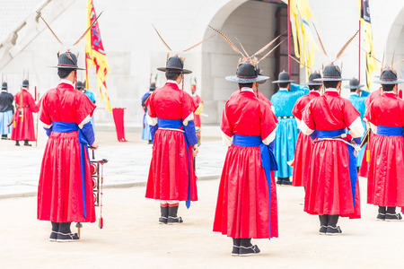 SEOUL, SOUTH KOREA - October 26, 2015 : The soldier march changing of the guard demonstration at Gyeongbokgung Palace on October 26, 2015 in Seoul, South Koreaのeditorial素材