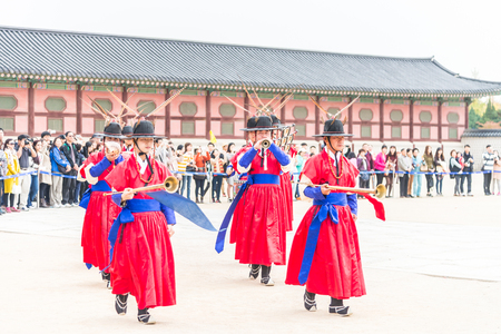 SEOUL, SOUTH KOREA - October 26, 2015 : The soldier march changing of the guard demonstration at Gyeongbokgung Palace on October 26, 2015 in Seoul, South Koreaのeditorial素材