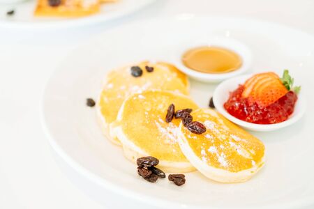 Soft focus point on Pancakes dessert with strawberry jam and honey syrup - Filter effectの写真素材