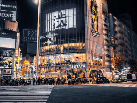 SHIBUYA TOKYO JAPAN - JULY 29 , 2018 : Pedestrians people crosswalk around Shibuya district area in Tokyo, Japanのeditorial素材