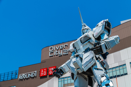 TOKYO JAPAN - 1 AUG 2018 : Beautiful Giant Unicorn Gundam Model and statue standing at front of Diver city plaza Tokyo shopping mall in Odaiba island japanのeditorial素材