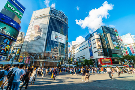 Tokyo, Japan Jul 29, 2018 : Shibuya intersection or crossing is the popular and landmark place in tokyo for shopping eating and have a lot of pedestrain in hereのeditorial素材