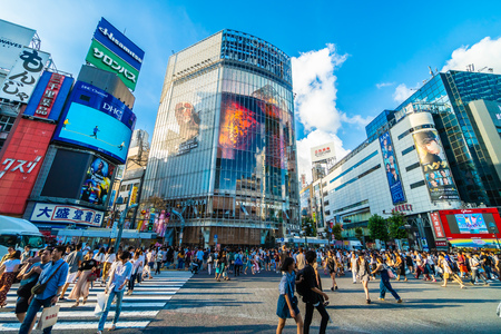 Tokyo, Japan Jul 29, 2018 : Shibuya intersection or crossing is the popular and landmark place in tokyo for shopping eating and have a lot of pedestrain in hereのeditorial素材
