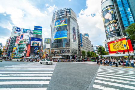Tokyo, Japan Jul 29, 2018 : Shibuya intersection or crossing is the popular and landmark place in tokyo for shopping eating and have a lot of pedestrain in hereのeditorial素材