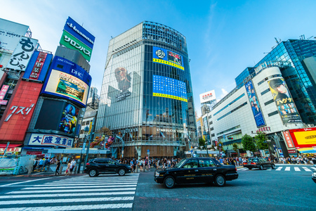 Tokyo, Japan Jul 29, 2018 : Shibuya intersection or crossing is the popular and landmark place in tokyo for shopping eating and have a lot of pedestrain in hereのeditorial素材