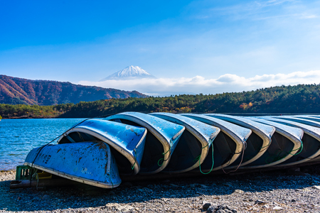 Beautiful landscape of mountain fuji with boat and maple leaf tree around lake in autumn season Yamanashi Japanのeditorial素材