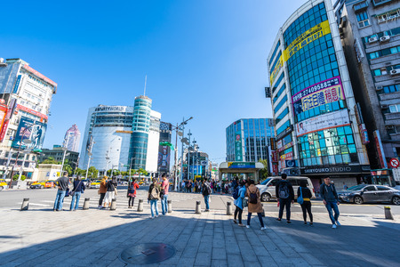 Taipei, Taiwan 30 November 2018 : Ximending market is the popular place in taipei for shopping new fashion and find something eatのeditorial素材
