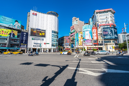 Taipei, Taiwan 30 November 2018 : Ximending market is the popular place in taipei for shopping new fashion and find something eatのeditorial素材