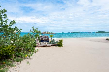 White sand beach with blue sea on Koh Samaesarn. Sattahip, Chonburi, Thailandのeditorial素材