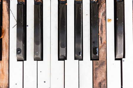 Broken Old Piano Keysの写真素材