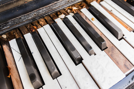 Broken Old Piano Keysの写真素材