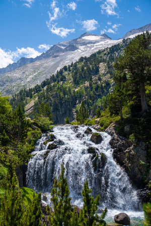 The Forau de Aigualluts waterfall in the Pinineo Valley of Benasque. Frozen captured water.の写真素材