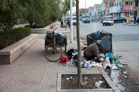 poor person on the street of Hangzhou (China)のeditorial素材