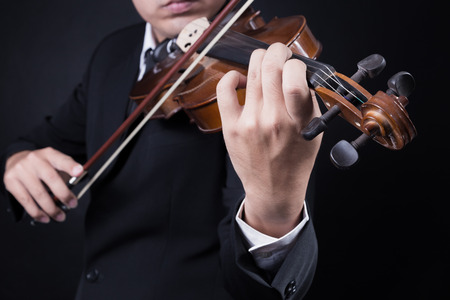 musician playing violinの写真素材