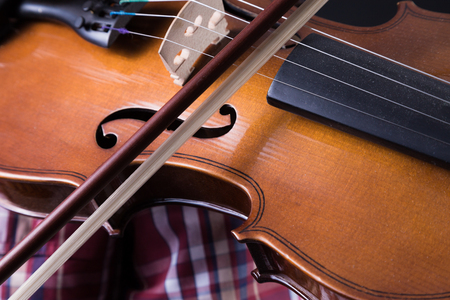musician playing violinの写真素材