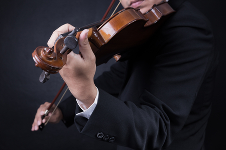 musician playing violinの写真素材