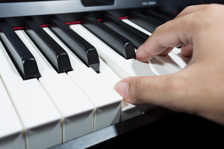 hand play digital piano