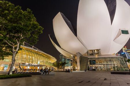 SINGAPORE - FEBRUARY 27, 2015: Night scene of ArtScience museum at Marina Bay Sands, Singapore on 27 February 2015.のeditorial素材