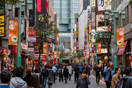 TOKYO, JAPAN - NOVEMBER 18, 2018: Day scene of Crowded people at Shinjuku shopping street, Tokyo prefecture, Japanのeditorial素材
