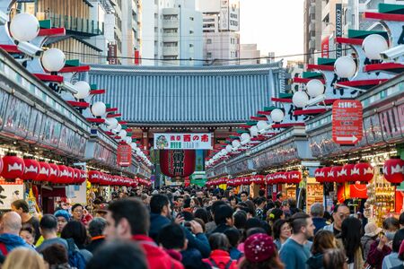 TOKYO, JAPAN - NOVEMBER 14, 2018: Day scene of Crowded people at Nakamise shopping street in Asakusa ,Tokyo prefecture, Japanのeditorial素材