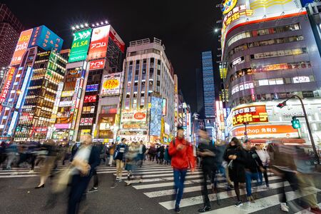 TOKYO, JAPAN - NOVEMBER 18, 2018: Night scene of Shinjuku crossing with crowded people at Shinjuku, Tokyo prefecture, Japanのeditorial素材