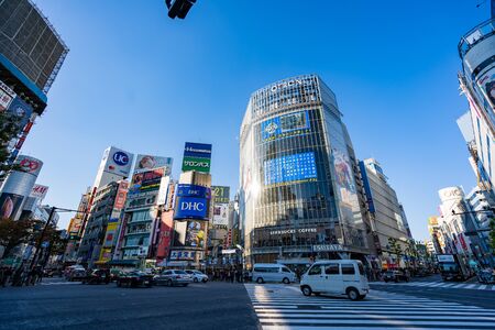 TOKYO, JAPAN - NOVEMBER 17, 2018: Day scene of Shibuya crossing with crowded people at Shibuya, Tokyo prefecture, Japanのeditorial素材