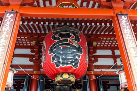 TOKYO, JAPAN - NOVEMBER 20, 2018: Day scene of big red lantern at Sensoji temple, Tokyo prefecture, Japanのeditorial素材