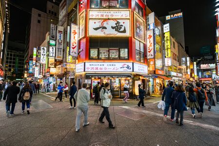 TOKYO, JAPAN - NOVEMBER 18, 2018: Night scene of Crowded people at Shinjuku shopping street, Tokyo prefecture, Japanのeditorial素材