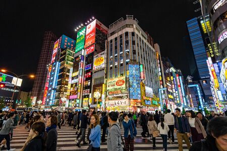 TOKYO, JAPAN - NOVEMBER 18, 2018: Night scene of Shinjuku crossing with crowded people at Shinjuku, Tokyo prefecture, Japanのeditorial素材