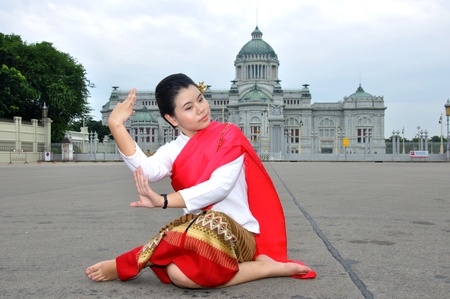 BANGKOK, THAILAND - OCTOBER 2: An unidentified woman performs a Thai traditional dance during a parade of people from the northern territory of Thailand, October 2, 2011 in Bangkok, Thailand.のeditorial素材