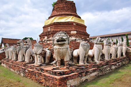 Damaged Lion Statue at Thai Templeの写真素材