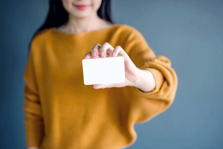 Woman holding blank business card for mock upの写真素材
