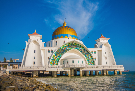 Melaka, Malaysia - with its signs of the Portoguese, Dutch and English colonialism and architecture, its Old Town is a Unesco World Heritage site. Here in picture the Melaka Straits Mosqueのeditorial素材